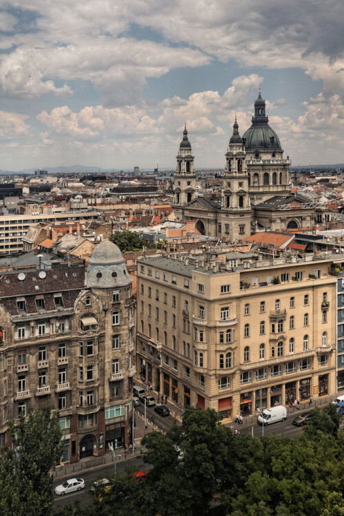 Budapest,Hungary (by Jeroen Mul)。匈牙利布达佩斯。布达佩斯有“多瑙明珠”的美誉，被联合国教科文组织列为珍贵的世界遗产之一，曾经被法国人评为“世界上最安静的首都”。登上雄踞在多瑙河畔的盖莱特山，布达佩斯景色一览无余。河西是布达，平缓有丘陵蜿蜓起伏，喀尔巴阡山余脉在这里骤然结束；河东是佩斯，一望无垠的匈牙利大平原在这里发端，一直向东南伸展到匈罗、匈南边境。在布达佩斯每一个空气分子都向你诉说着爱上它的理由。多瑙河上的链子桥牵起的不只是布达与佩斯，也是你牵起的爱人之手，这是最适合漫步的地方。这座城市还曾出现在众多的电影与广告之中。