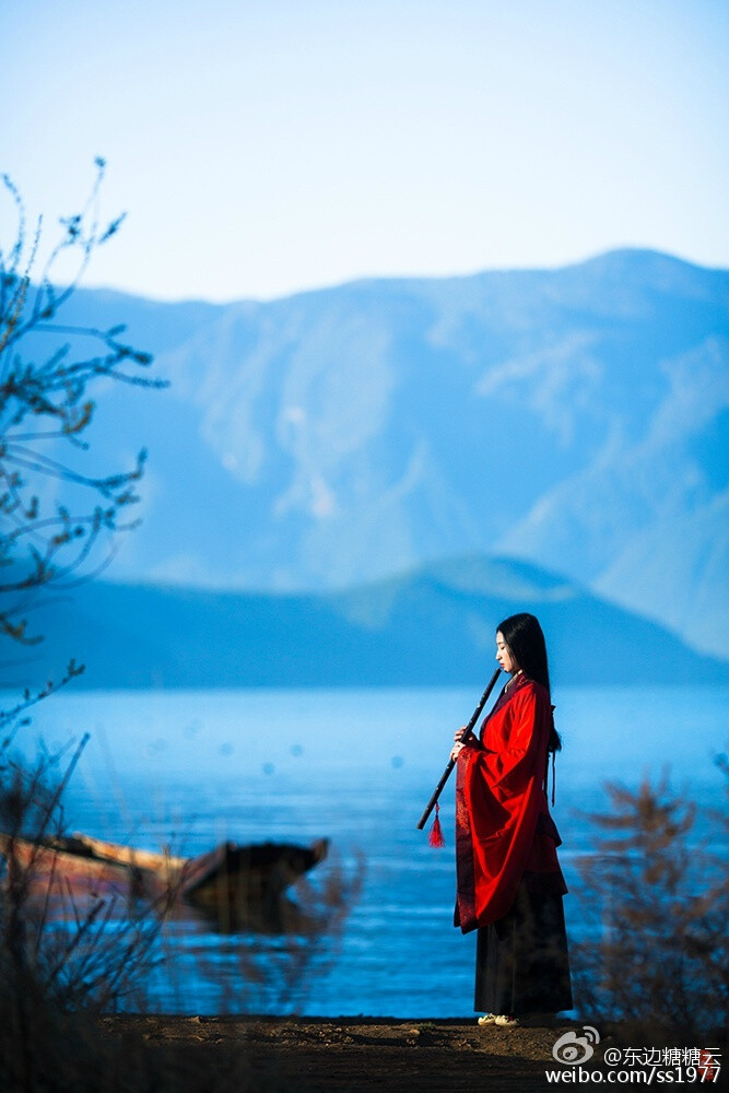 【汉服】情深处尺素千言， 山海安可拦？ 越海翻山，是那一年与你初见。 出镜：@小丫头紫鸢 摄影及后期：@东边糖糖云 服装：@重回汉唐汉服店 场景：泸沽湖