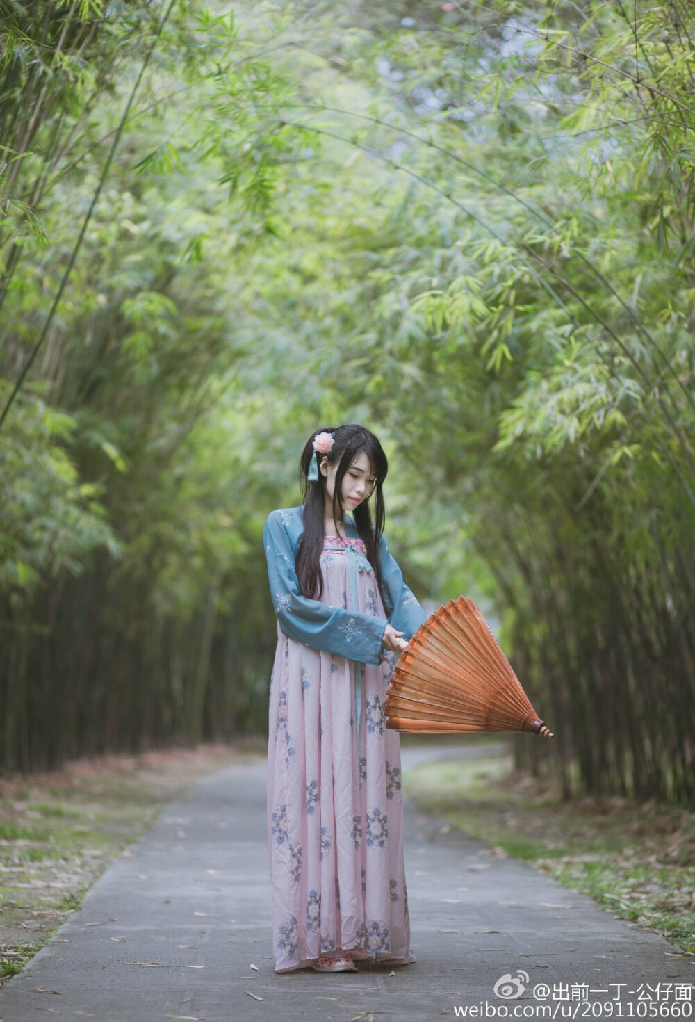 【汉服】#岁月静好# 时光若水，无言即大美。日子如莲，平凡即至雅。——白落梅 《岁月静好 现世安稳》 摄影：@出前一丁-公仔面 MD：@_Ayumi___