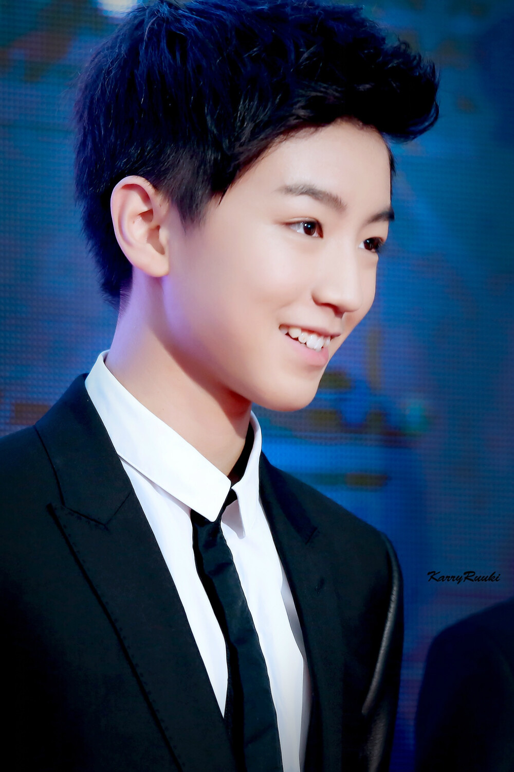 #王俊凯# #TFBOYS# 141125腾讯V视界 红毯 cr：logo