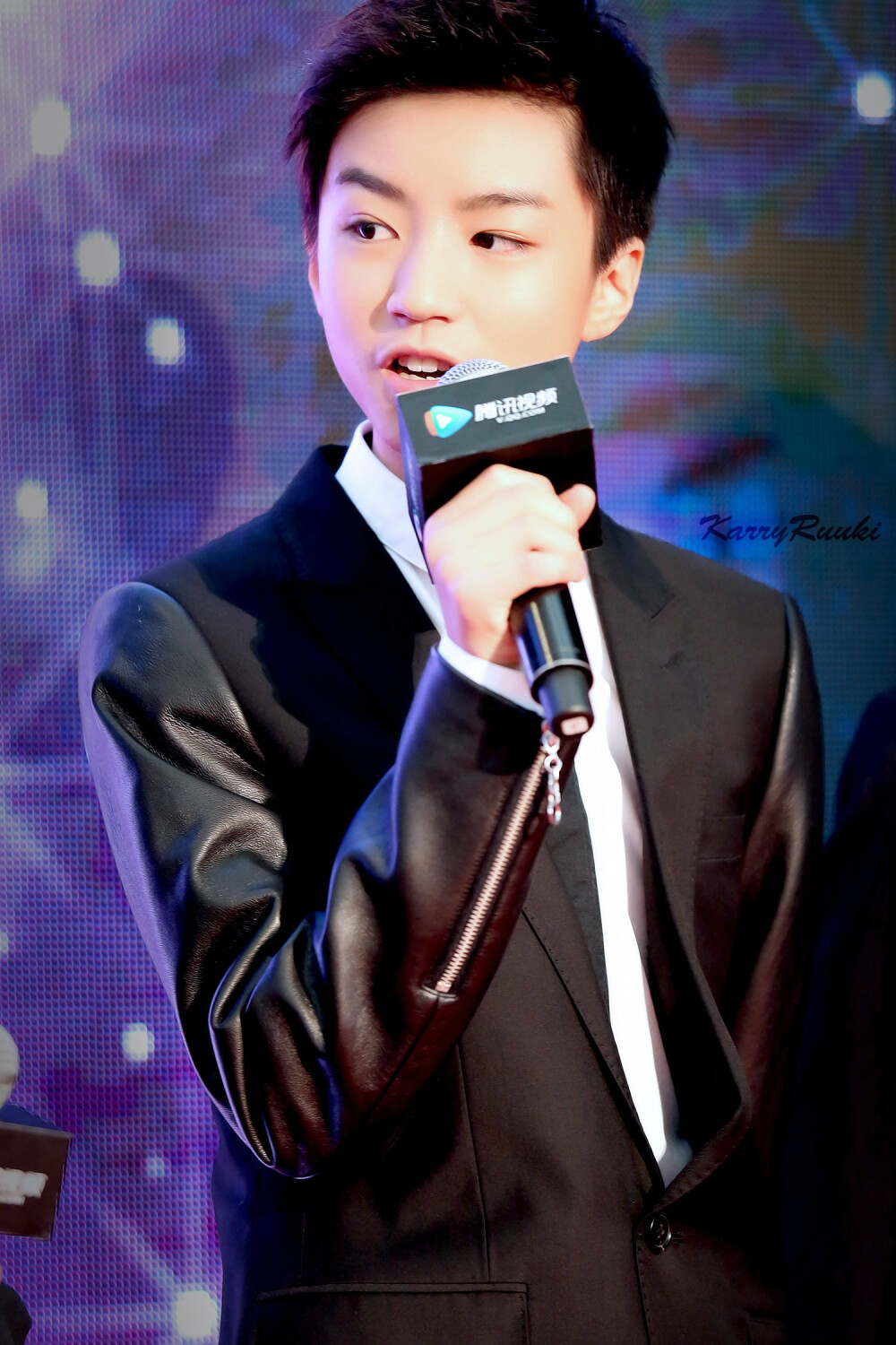 #王俊凯# #TFBOYS# 141125腾讯V视界 红毯 cr：logo