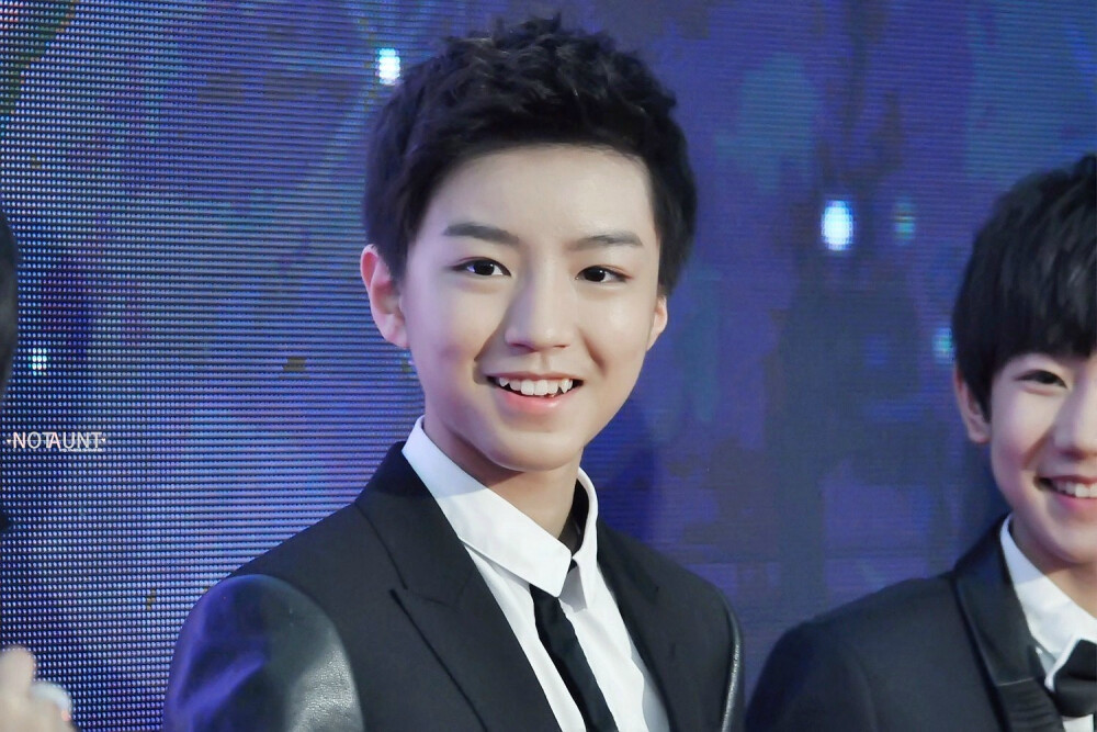 #王俊凯# #TFBOYS# 141125腾讯V视界 红毯 cr：logo