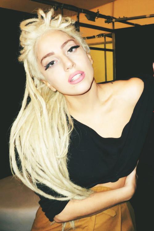 ladygaga 脏辫发型