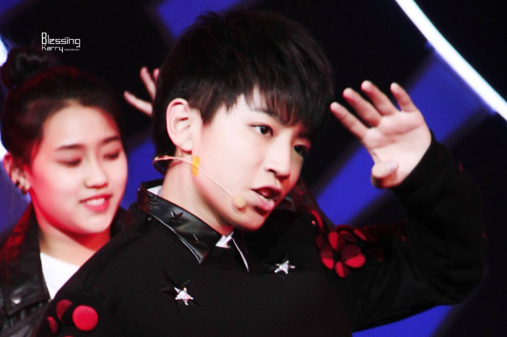 #王俊凯# #TFBOYS# 141206尖叫2015爱奇艺之夜cr：logo