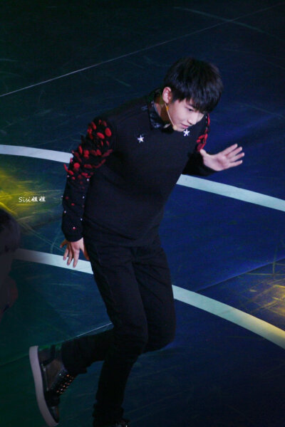 #王俊凯# #TFBOYS# 141206尖叫2015爱奇艺之夜cr：logo