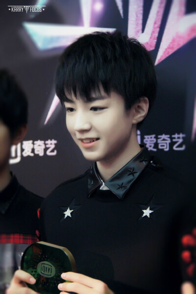 #王俊凯# #TFBOYS# 141206尖叫2015爱奇艺之夜cr：logo