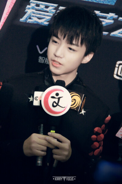 #王俊凯# #TFBOYS# 141206尖叫2015爱奇艺之夜cr：logo