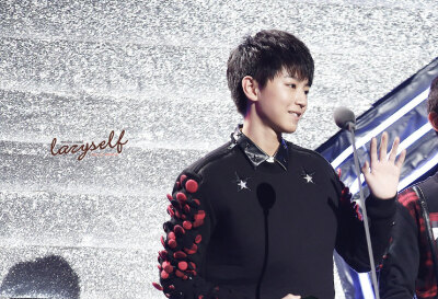 #王俊凯# #TFBOYS# 141206尖叫2015爱奇艺之夜cr：logo