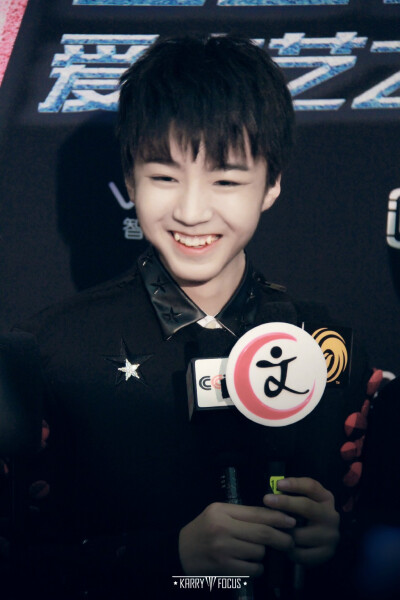 #王俊凯# #TFBOYS# 141206尖叫2015爱奇艺之夜cr：logo