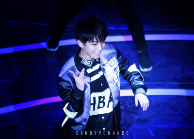 #王俊凯# #TFBOYS# 141206尖叫2015爱奇艺之夜cr：logo