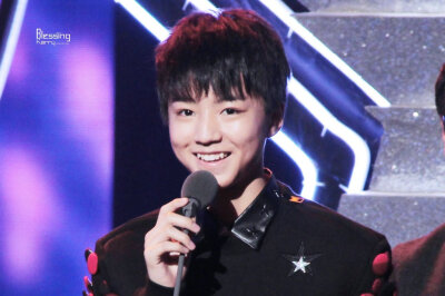 #王俊凯# #TFBOYS# 141206尖叫2015爱奇艺之夜cr：logo