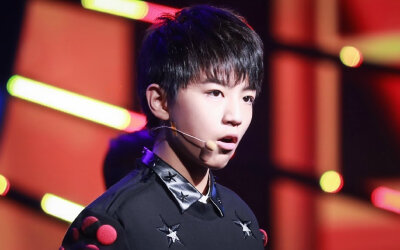 #王俊凯# #TFBOYS# 141206尖叫2015爱奇艺之夜cr：logo