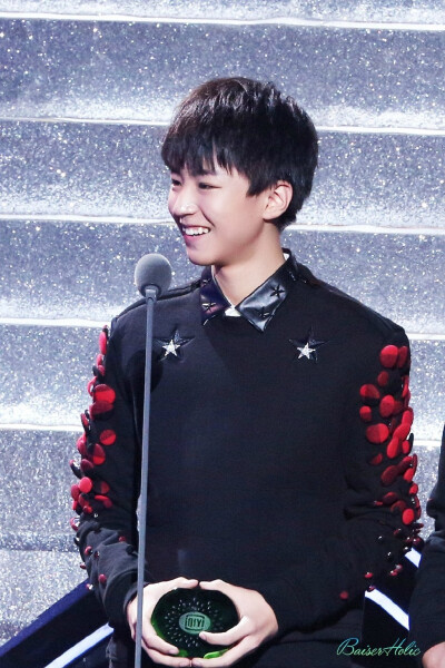 #王俊凯# #TFBOYS# 141206尖叫2015爱奇艺之夜cr：logo