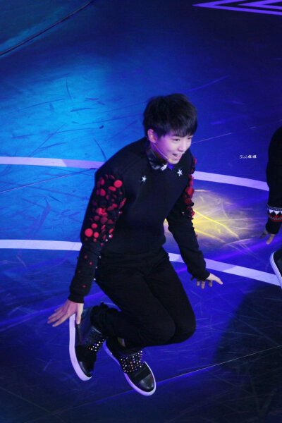 #王俊凯# #TFBOYS# 141206尖叫2015爱奇艺之夜cr：logo