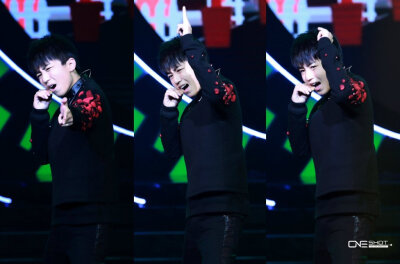 #王俊凯# #TFBOYS# 141206尖叫2015爱奇艺之夜cr：logo