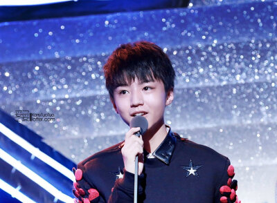 #王俊凯# #TFBOYS# 141206尖叫2015爱奇艺之夜cr：logo