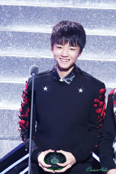 #王俊凯# #TFBOYS# 141206尖叫2015爱奇艺之夜cr：logo