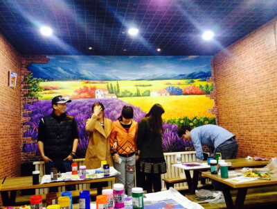 礼拜六，第二天，小龙老师，霞姐姐，石头妹妹，我和小凡老师。墙绘的一天，圆圆满满