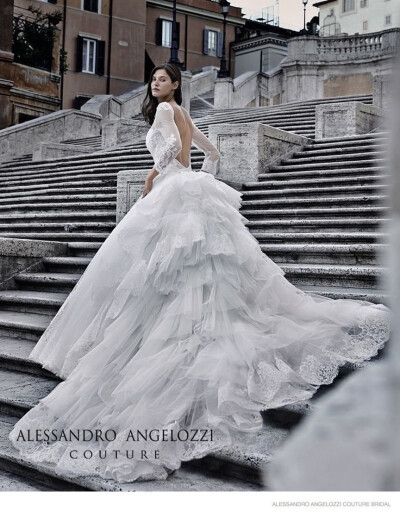 来自 Alessandro Angelozzi 2015 新娘婚纱礼服系列摄影欣赏。