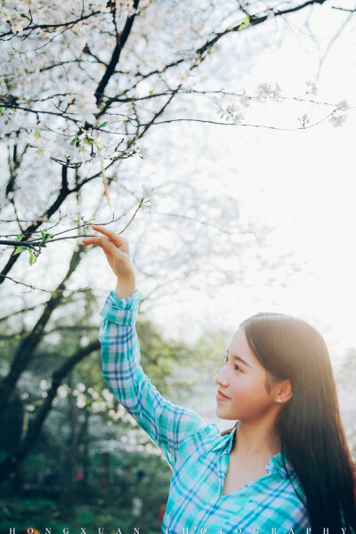 妹妹小梦今年18岁 摄影：洪小漩 出镜：小梦 妹妹小梦今年18岁，快高考了，不爱说话，看不透她的心思，心焦。 说实话，拍摄这组照片的前后缺少准备，缺少沟通，出片效果不好，我很自责。