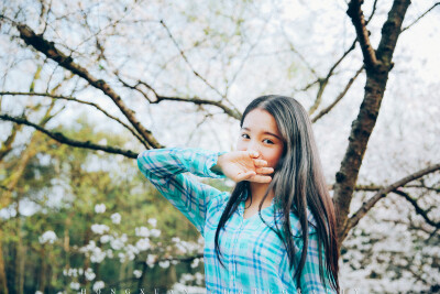 18岁是个刚刚好的年纪 摄影：洪小漩 出镜：小梦 其实哪个年纪都非常好，但是18岁是一个特殊的年纪，要准备高考的年纪。 小梦在这个年纪暗自美好着，让我想起我那暗无天日的十八岁。