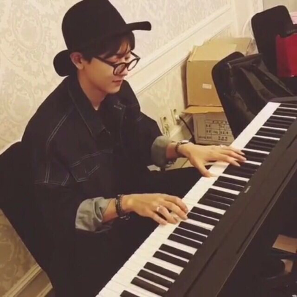 灿烈萌哒哒的ins 自拍