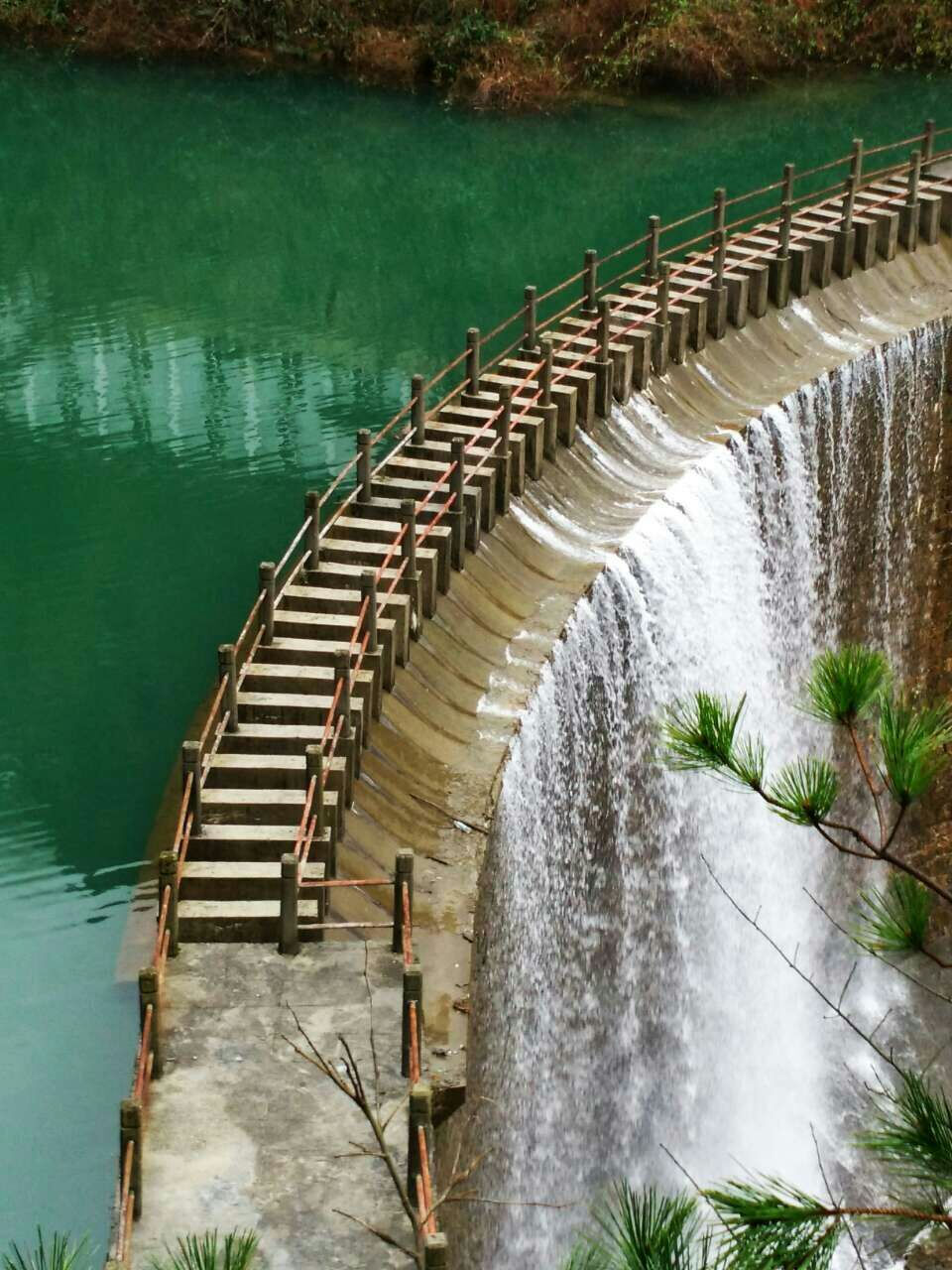 大明山的大明湖，湖水如宝石般碧绿！