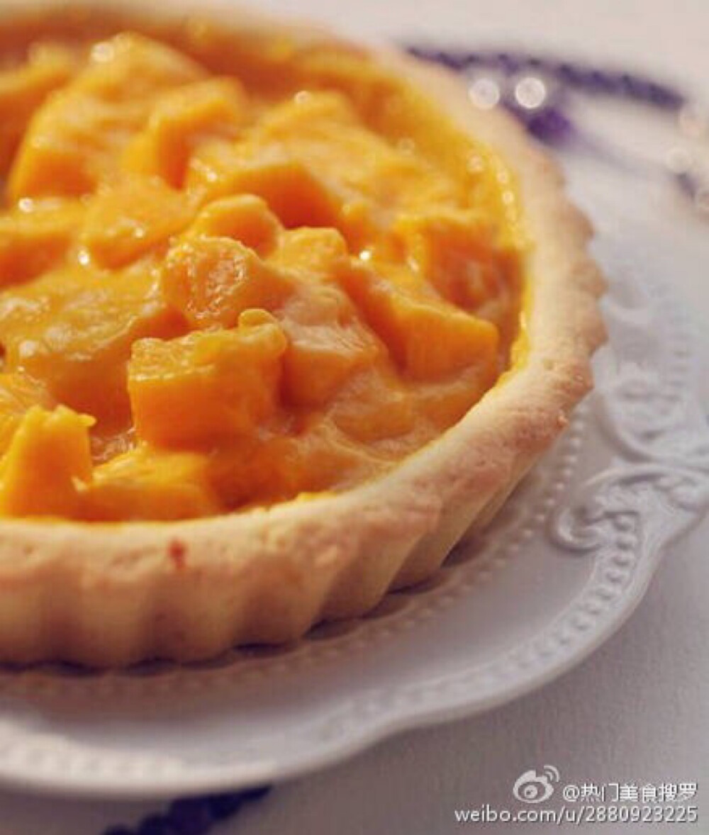 【芒果派】黄油软化加糖粉鸡蛋搅匀，加入过筛的低粉、杏仁粉、盐揉成面团，放冰箱冷藏30分钟以上。松弛好后取一半擀成厚约3cm的薄片，铺在派盘上，叉子在底部插小孔.烤箱预热190度，烤20分钟取出.芒果泥加牛奶拌匀，加入芒果冰淇淋融化后拌匀，加入芒果块拌匀即可。(馅料制作).馅料倒入派皮。