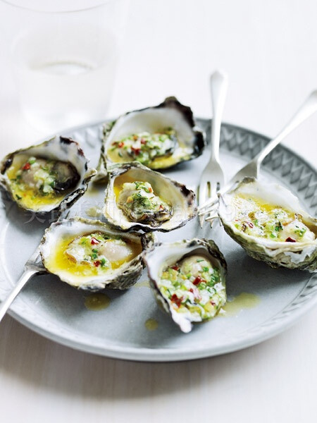 配料： 室温的无盐黄油2根·切碎的青蒜或大葱30克·切碎的香葱2克·切碎的百里香2克·红辣椒粉2克·鲜柠檬汁5毫升·法国茴香酒或绿茴香酒30毫升·洗干净的半扇牡蛎24个 步骤： 1. 在一个中等大小的碗里，把奶油、青蒜、香葱、百里香、红辣椒粉、柠檬汁和茴香酒混合，搅拌均匀。把奶油酱舀到一张塑料膜上，卷成圆柱状，两头拧紧封上，冷藏30分钟变硬。 2. 点上烤炉。给每个牡蛎上面放0.6厘米厚的奶油酱，用高火把牡蛎烤3分钟，直到边缘的酒起泡、奶油融化。趁热上桌。 提示： 茴香酒奶油可以冷藏保存1周。 配酒： 味道集中的西班牙白葡萄酒—2011年Laga