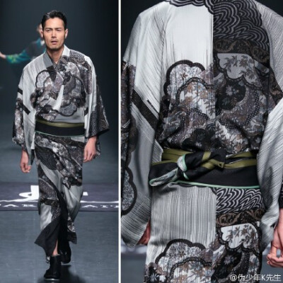 #K先生时装周笔记#JOTARO SAITO Menswear F/W 2015 Tokyo.日本传统和服的主题往往离不开松竹梅菊这些象征风雅的事物,斉藤上太郎未满30岁已是知名和服设计师,他的作品跳出传统加入了不少潮流元素,他在2015东京时装周…