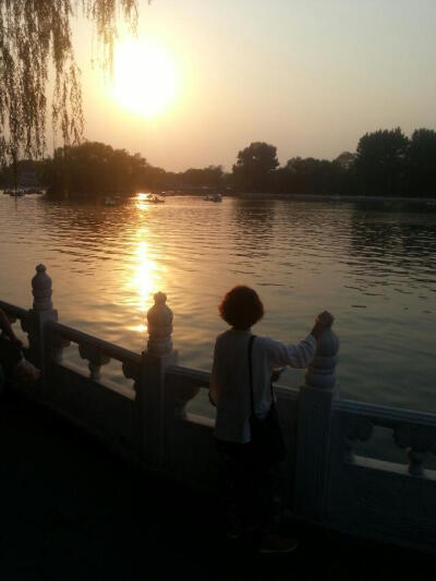 ‘这是第一次在北京游玩，看后海夕阳西下 美景醉人”