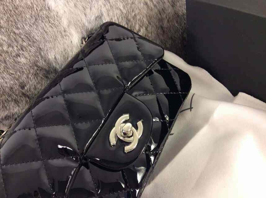 Chanel漆皮 最新的长款17cm 超mini 小小QQ一只好可爱[憨笑][憨笑] 小巧精致 轻松出门必备单品 可放下手机和钥匙零钱的必须品 必收款啦wechat@riverice7