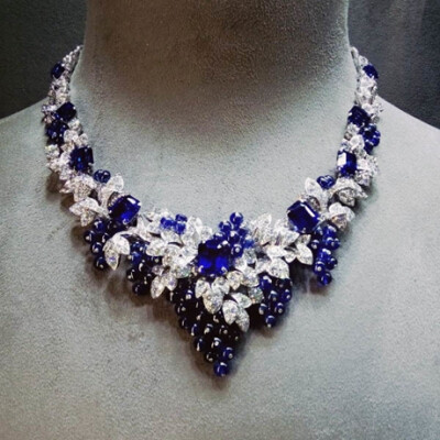 Collier Bleu de Reve项链，镶嵌一颗重10.47克拉内无瑕水滴形艳彩蓝钻，切割独特非凡，堪称世上最珍罕上乘的蓝钻之一，非常珍贵