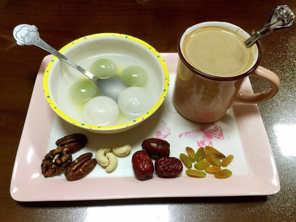 今天的早餐[饭]～～我吃了：抹茶水晶汤圆&amp;amp;黑芝麻汤圆+热摩卡+各种坚果&amp;amp;各种果干～ 元宵节快乐～心若明～灯恒亮～