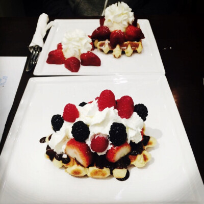 berries waffle