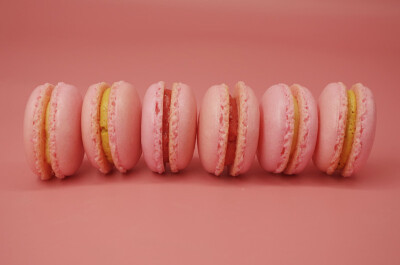 卡梦朵Kamundo马卡龙【淡雅】礼盒,花生奶酪(2粒)焦糖海盐(2粒)玫瑰(2粒)满满的都是粉色,心情顿时好了起来~~