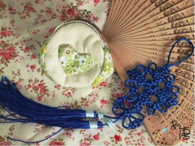 小清新口金小钱包＋如意中国结。口金零钱包是2010年姐姐送我的，直到现在还在使用，而我当时迷上中国结。