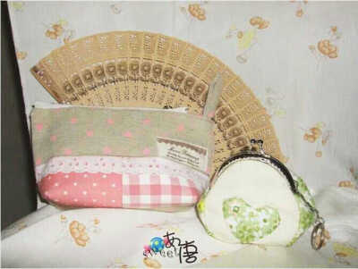 化妆包＋口金零钱包。是姐姐最初的作品，都送我了。