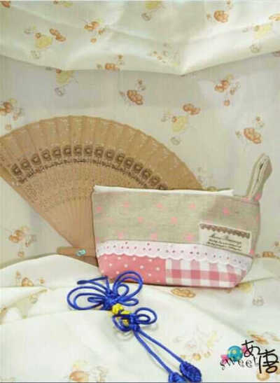 姐姐的化妆包＋我的蝴蝶结。喜欢手工的姐妹俩