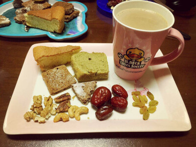 今天的早餐[饭]～～我吃了：Candy-made bread &amp;amp; cakes with Hot cocoa + nuts &amp;amp; dried fruit [爱心]Love my new drinks[爱心]