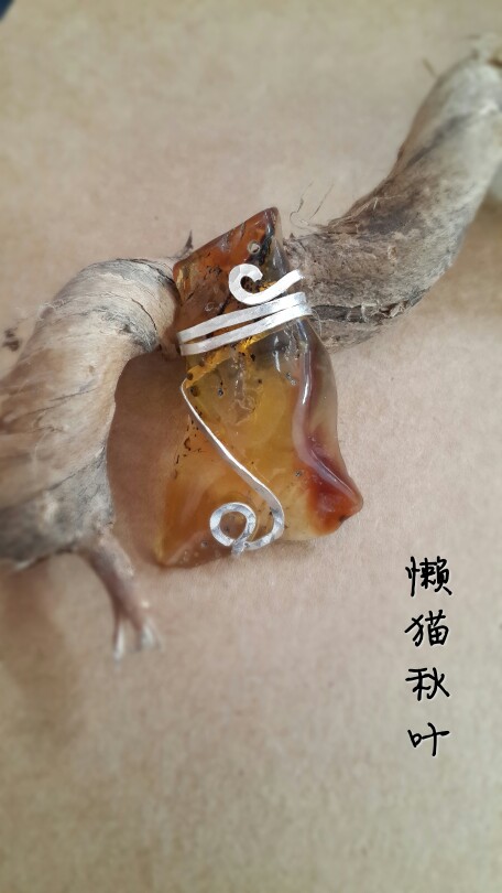 朋友准备扔的渣渣缅甸，懒猫根据蜜蜡的随意形状，设计出非常具有的特色饰品，独一无二！ 扉页～只为懂的人！