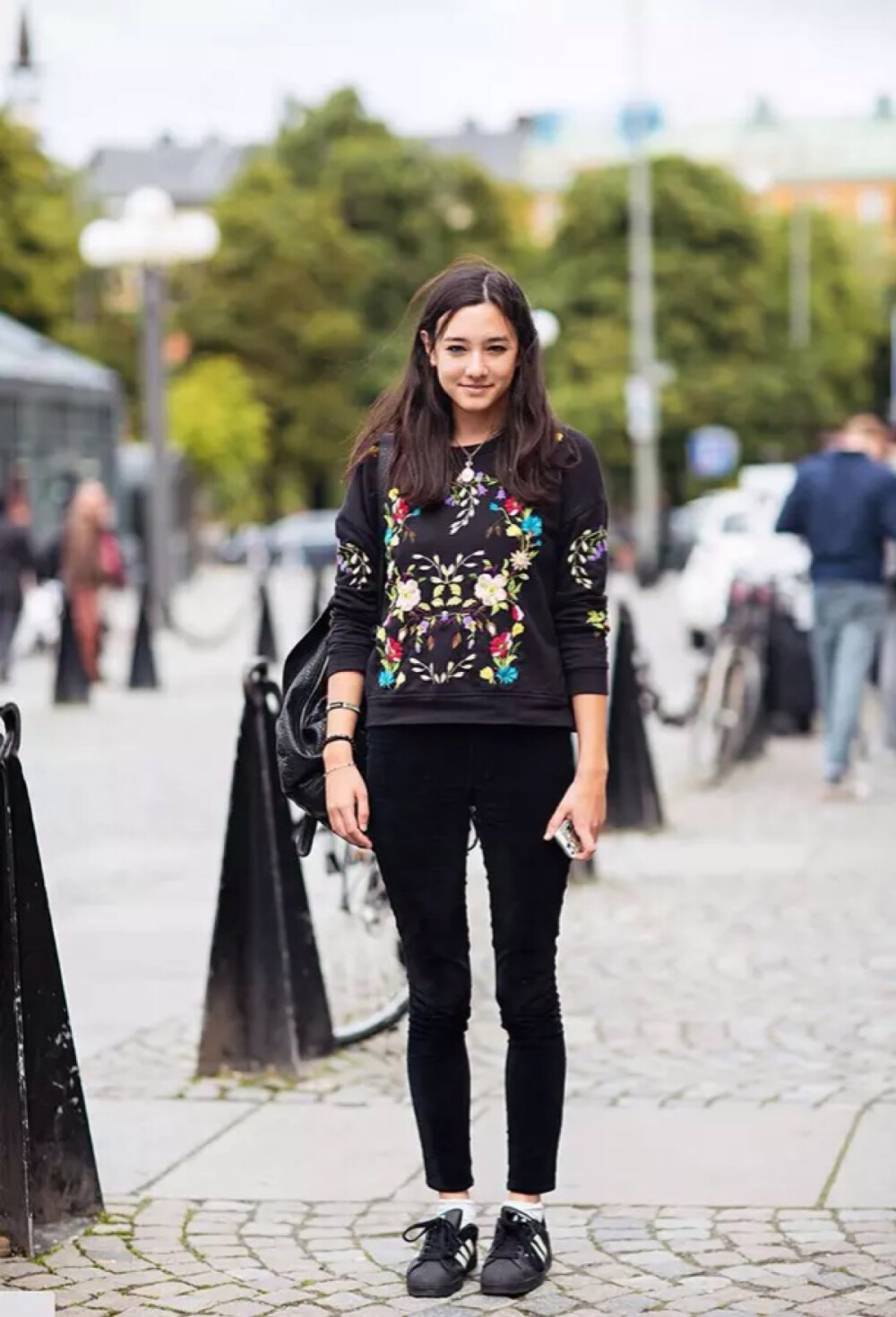 黑色印花卫衣+黑色紧身裤