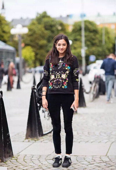 黑色印花卫衣+黑色紧身裤