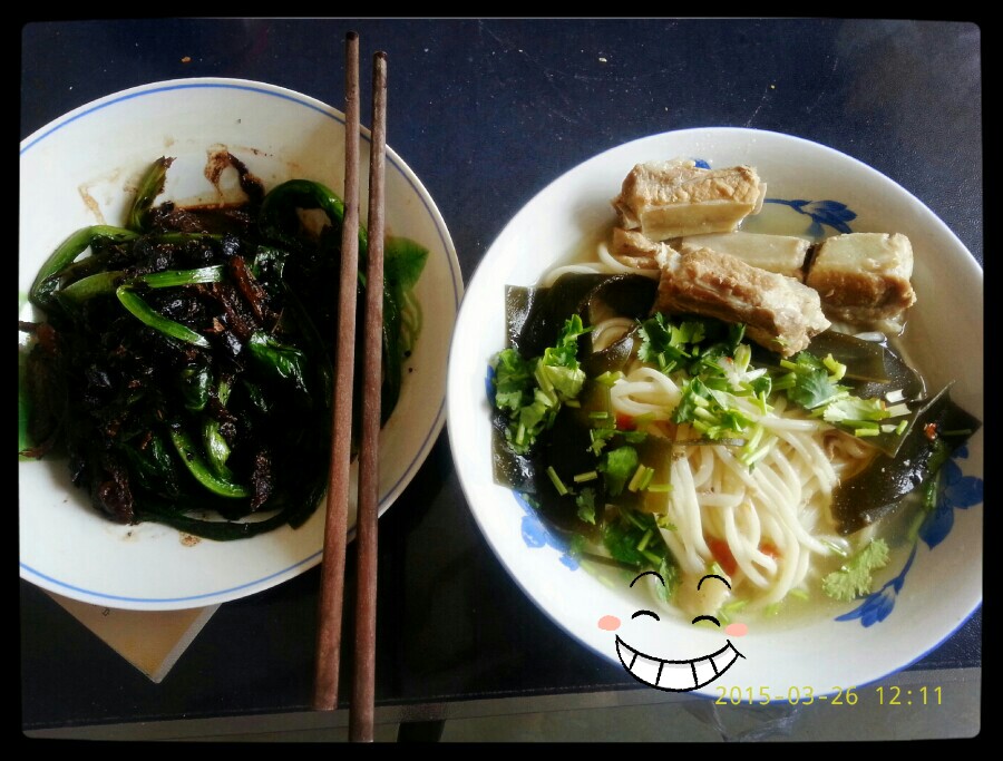 #午饭便当事件簿#骨汤拉面+豆豉鲮鱼油麦菜 ٩(๑´3｀๑)۶ 另一碗还在盛 啊哈 看起来不错说