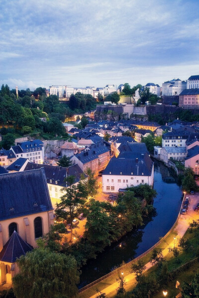  Luxembourg。卢森堡，位于欧洲西北部，被邻国法国、德国和比利时包围，是一个位于欧洲的内陆国家，也是现今欧洲大陆仅存的大公国，首都卢森堡市。卢森堡是欧盟成员国。由于其地形富于变化，在历史上又处于德法要道…
