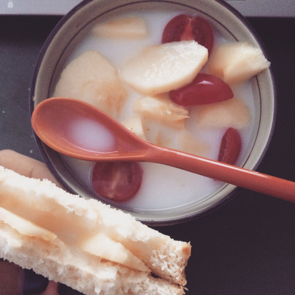 苹果圣女果酸奶优+全麦吐司 搭配handmade马卡龙 The third day of my school breakfast