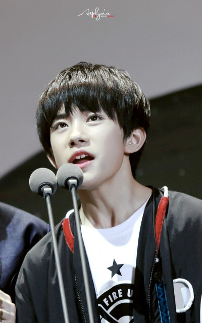 易烊千玺 tfboys Jackson