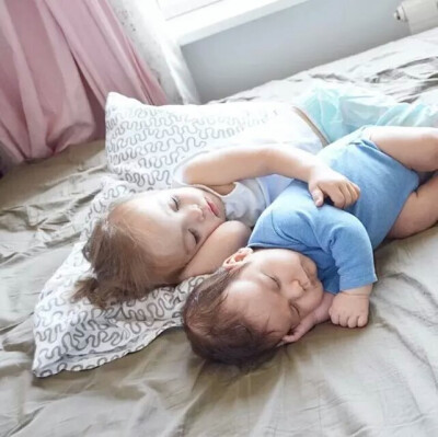 当哥哥或姐姐有了弟弟或妹妹后 变的好有爱♡