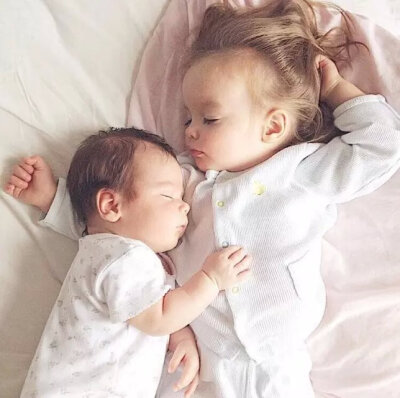 当哥哥或姐姐有了弟弟或妹妹后 变的好有爱♡