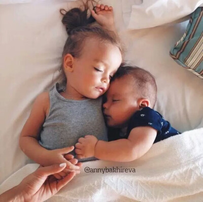 当哥哥或姐姐有了弟弟或妹妹后 变的好有爱♡